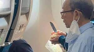 Phát hiện hành khách mang dao lên máy bay gọt hoa quả 